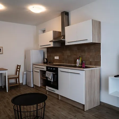 מלון דירות Varalja