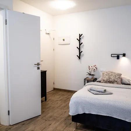 מלון דירות Varalja